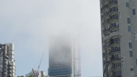 Bauarbeiten-An-Hochhäusern-Im-Zeitraffer-Mit-Durchziehendem-Nebel