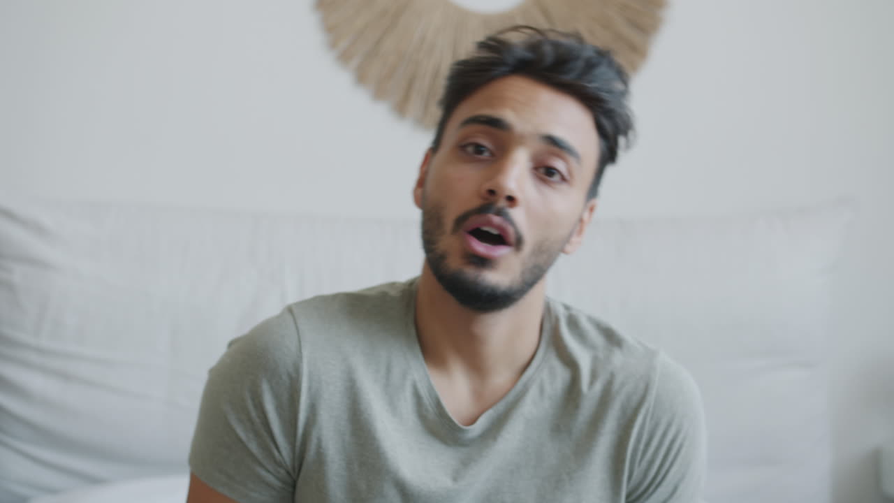 hombre sentado en una habitación