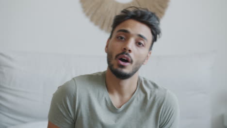 hombre sentado en una habitación