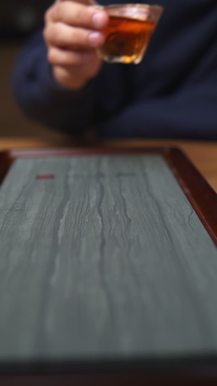 persona con la mano alcanzando la taza de té