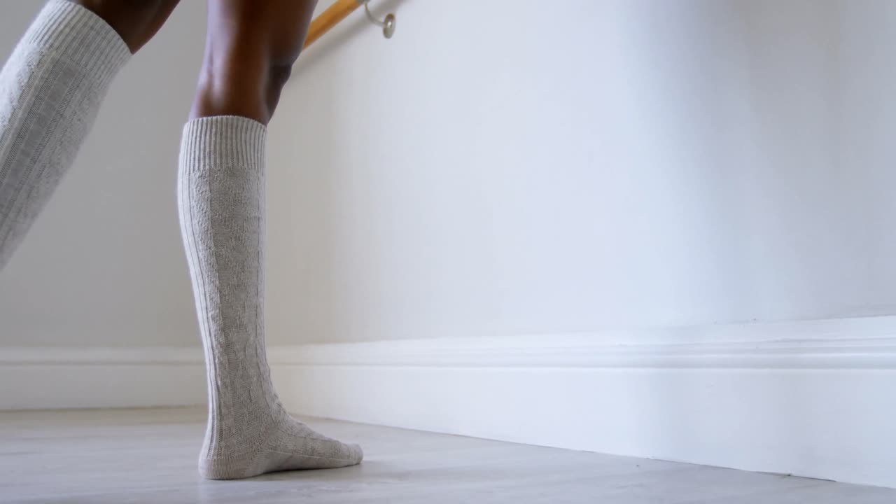 mujer estirándose excesivamente en el gimnasio 4k