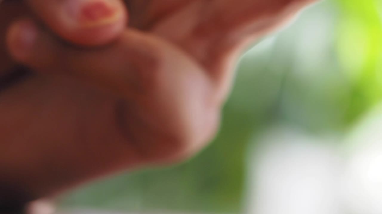 aplicación de loción en las manos