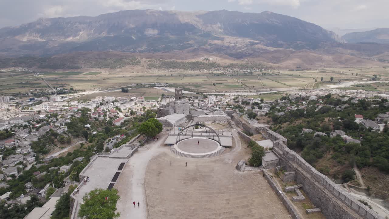 antena sobre la fortaleza de gjirokaster con vistas a la bien conservada ciudad otomana de gjirokaster albania