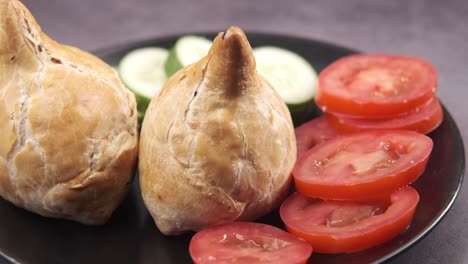 pakoras o samosas con ensalada de tomate y pepino