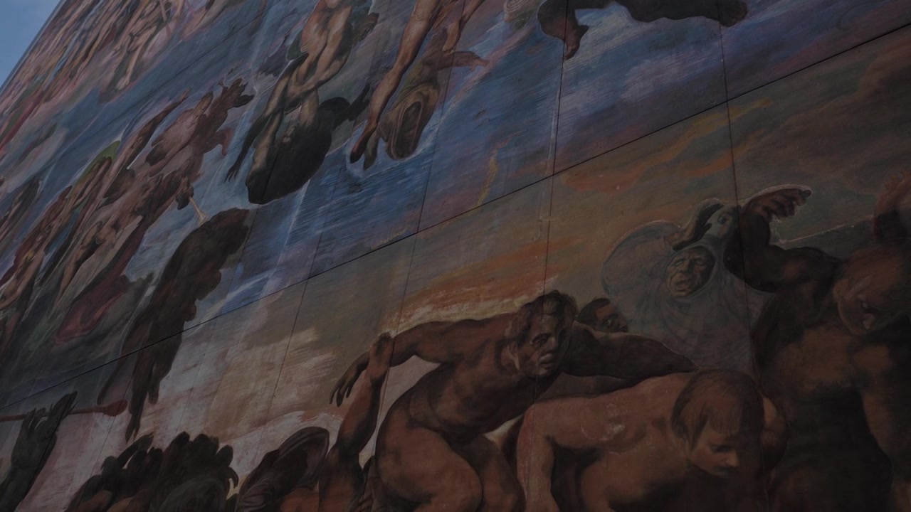 Grande mural externo retratando figuras clássicas e cena mitológica em parede de edifício em Quioto.