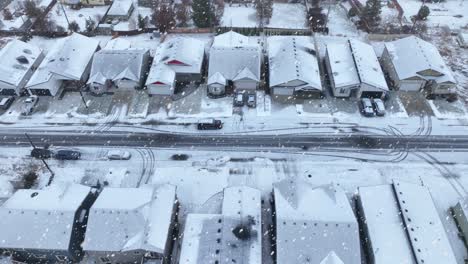 Vista-Aérea-De-Las-Casas-Con-Una-Capa-Fresca-De-Nieve-Cubriéndolas