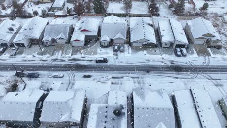 vista aérea de las casas con una capa fresca de nieve cubriéndolas