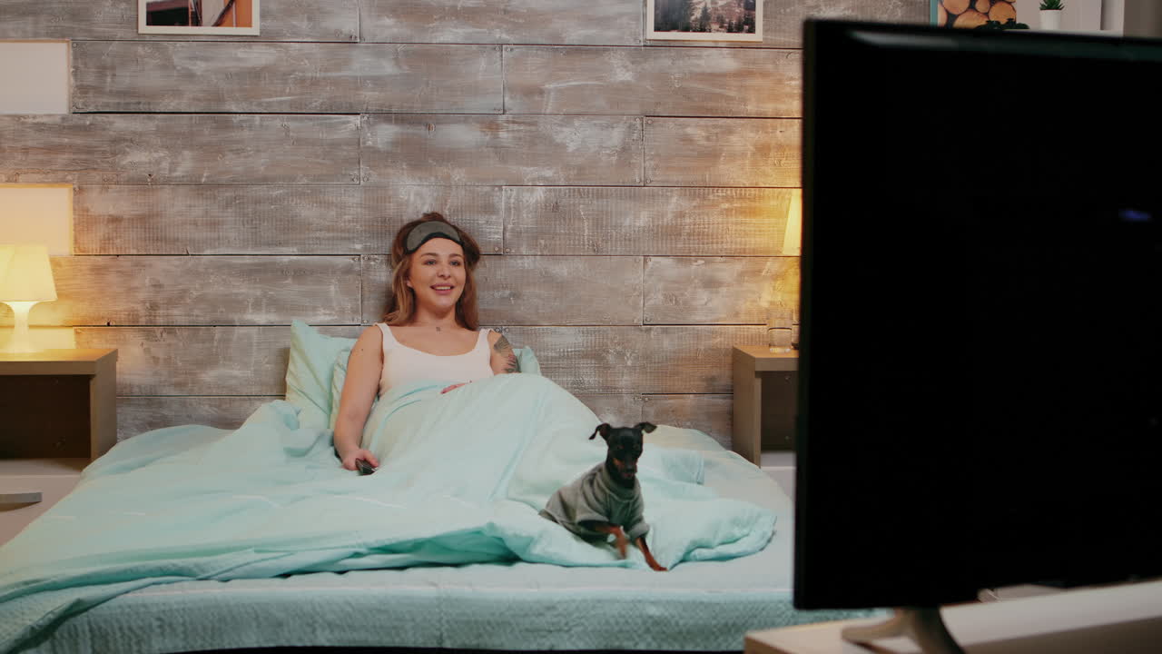 잠옷을 입은 아름다운 젊은 여성