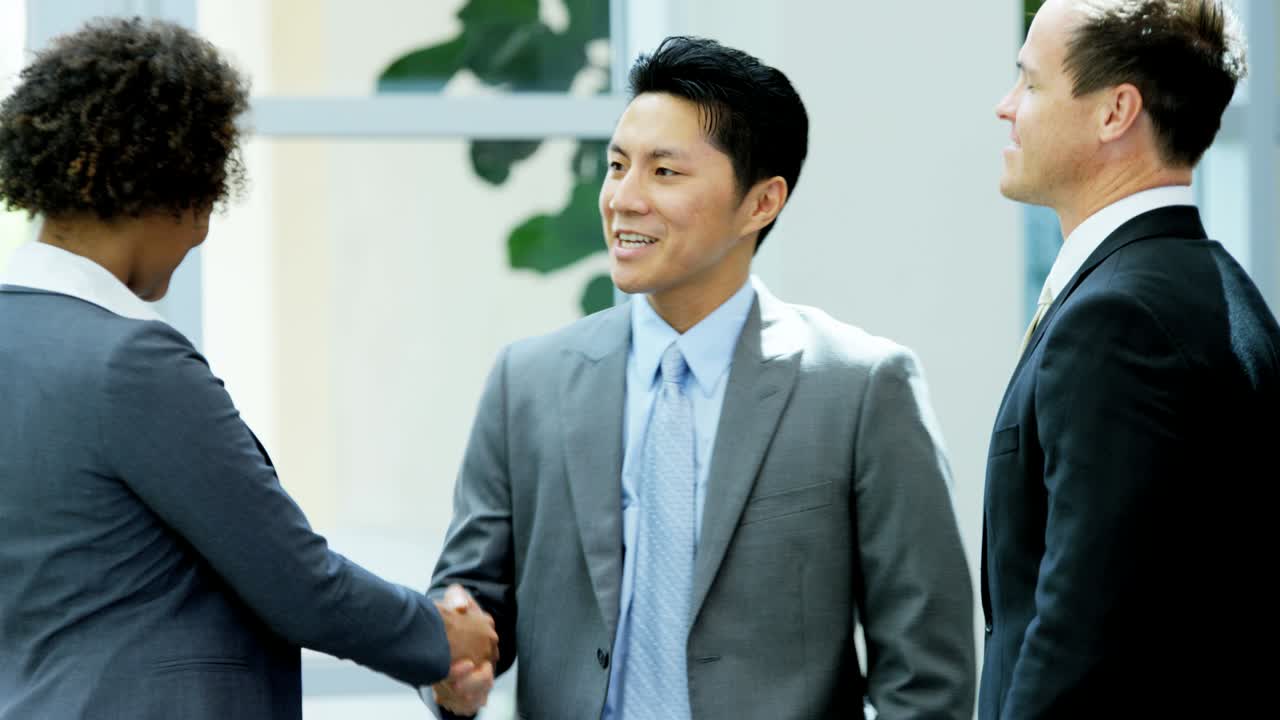 남녀 다민족 부동산 팀 손잡이