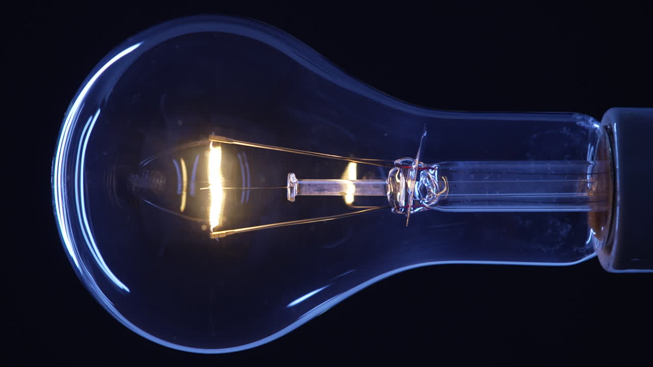 прозрачная лампочка включается при синем окружающем свете и выходит из фокуса