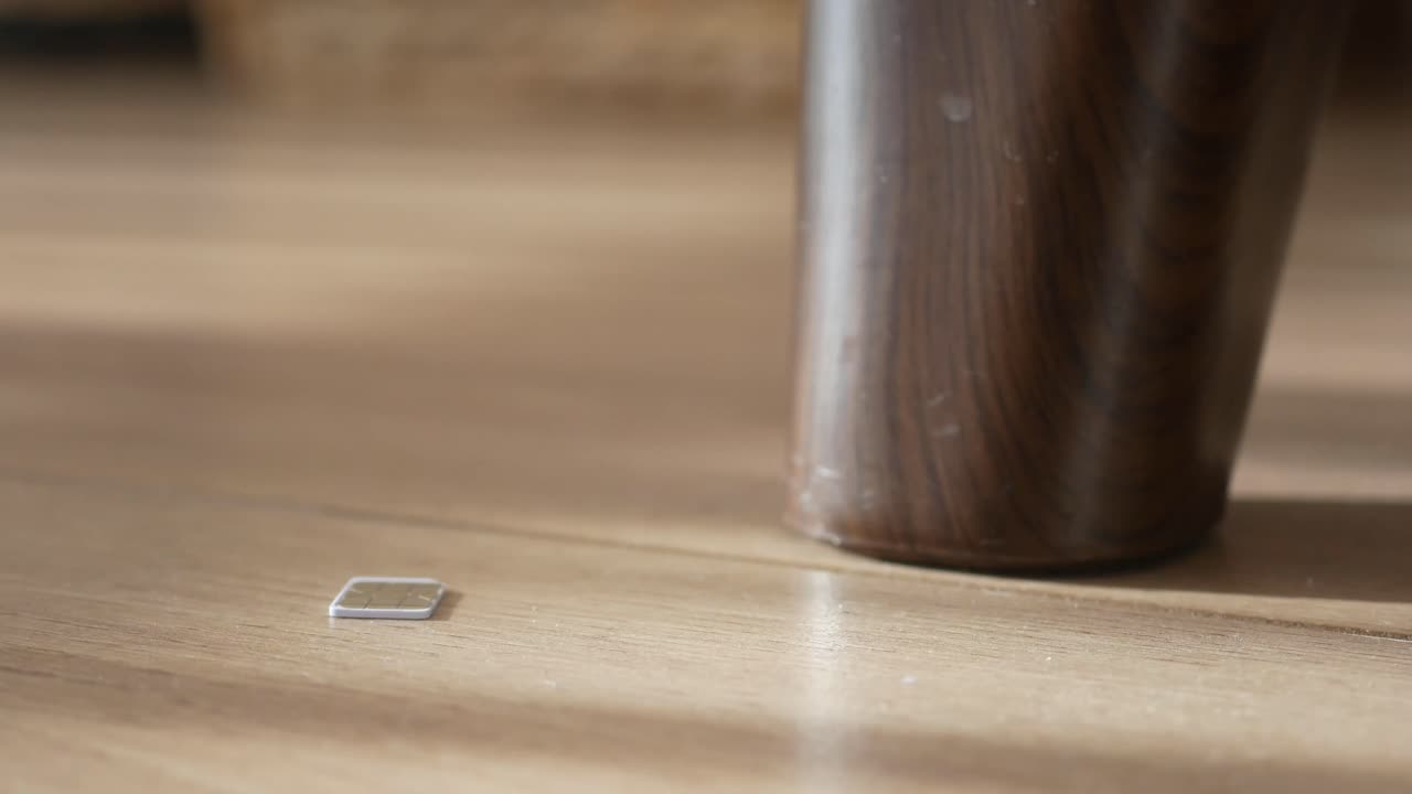 木製の表面に置かれたSIMカード
