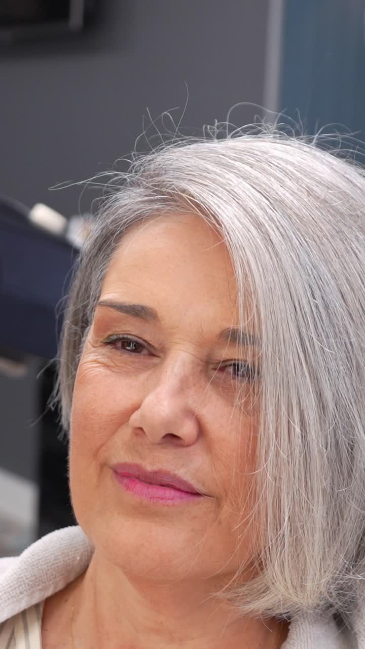Mujer de cabello gris