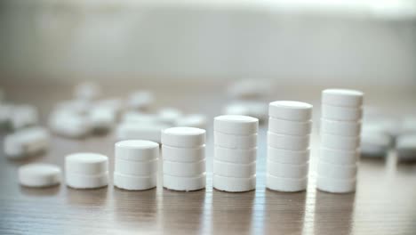 columnas de comprimidos en la mesa de primer plano. el concepto de aumentar el precio de los medicamentos