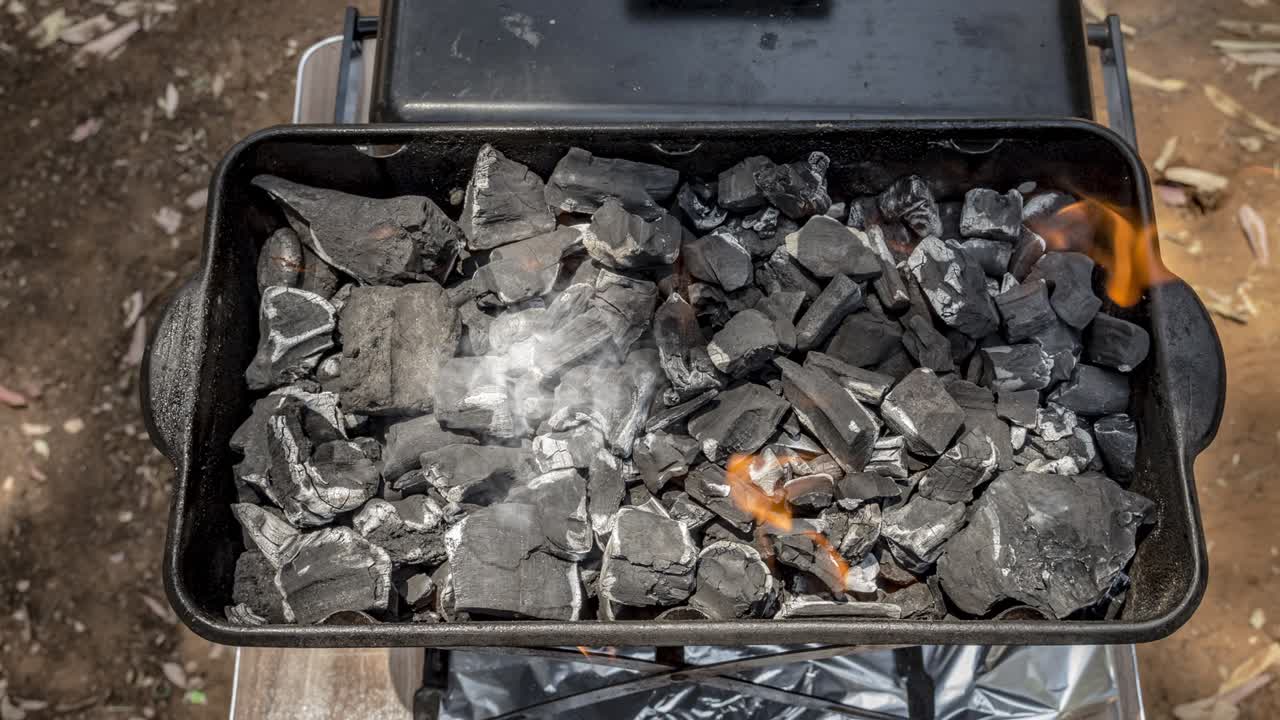 bbq 그릴 에서 불타는 석탄 에 대한 연기 의 영화