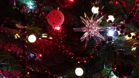 arbol de navidad con luces intermitentes de colores
