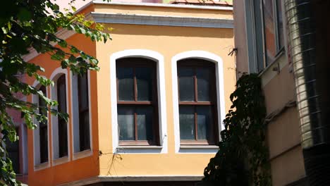 viejo edificio naranja con ventanas