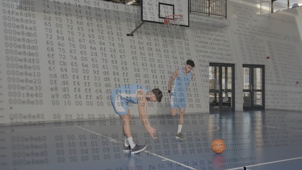 Due giocatori che iniziano un esercizio sportivo di allenamento del gioco di gambe vicino al canestro mentre una sovrapposizione di codice cresce e poi svanisce