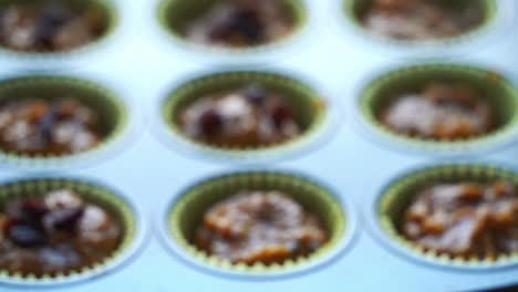 agregar pasas y arándanos a la masa de harina para muffins de calabaza veganos usando calabaza asada real en un cuenco receta vegana saludable sin lácteos