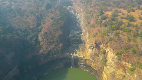 las cascadas de rajdari y devdari se encuentran dentro del exuberante santuario de vida silvestre de chandraprabha vista desde un avión no tripulado
