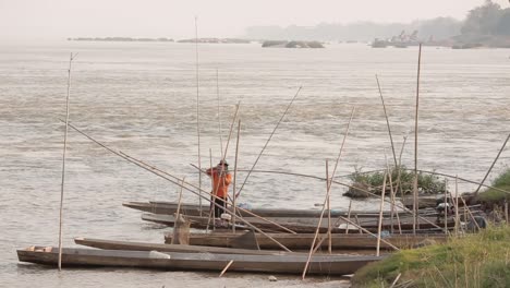 Las-Imágenes-Muestran-La-Vida-De-La-Gente-En-La-Orilla-Del-Río-Mekong-En-La-Provincia-De-Mukdahan,-Tailandia