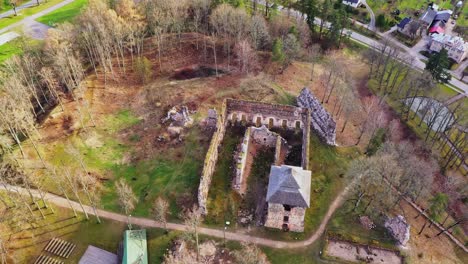 vista panorámica del castillo medieval con ruinas de torres, toma aérea de drones