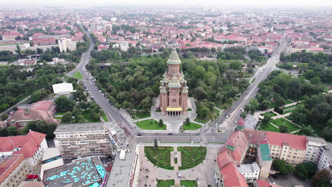 drone descendiendo sobre la catedral ortodoxa
