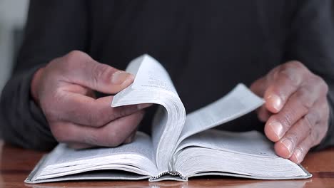 hombre negro orando a dios con la biblia en las manos hombre caribeño orando con el fondo con la gente stock video stock footage