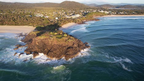 Meereswellen-Plätschern-Am-Norries-Head-In-New-South-Wales,-Australien-Bei-Sonnenuntergang-–-Luftaufnahme