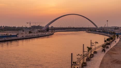 Vista-Del-Canal-De-Agua-De-Dubai-Y-El-Puente-De-Tolerancia-Después-Del-Atardecer-Y-Durante-La-Hora-Azul