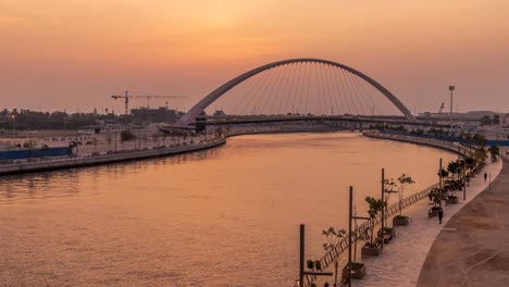 vista del canal de agua de dubai y el puente de tolerancia después del atardecer y durante la hora azul