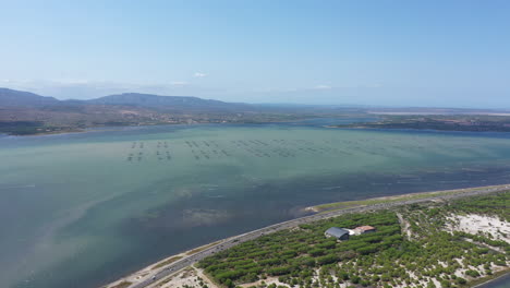 Lugar-De-Windsurf-Aéreo-Lago-Leucate-Y-Paisaje-De-Montañas-Francia-Granjas-De-Ostras