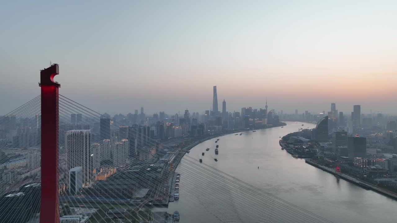 Pemandangan udara drone saat matahari terbenam di Sungai Huangpu, pusat kota Shanghai, Tiongkok.