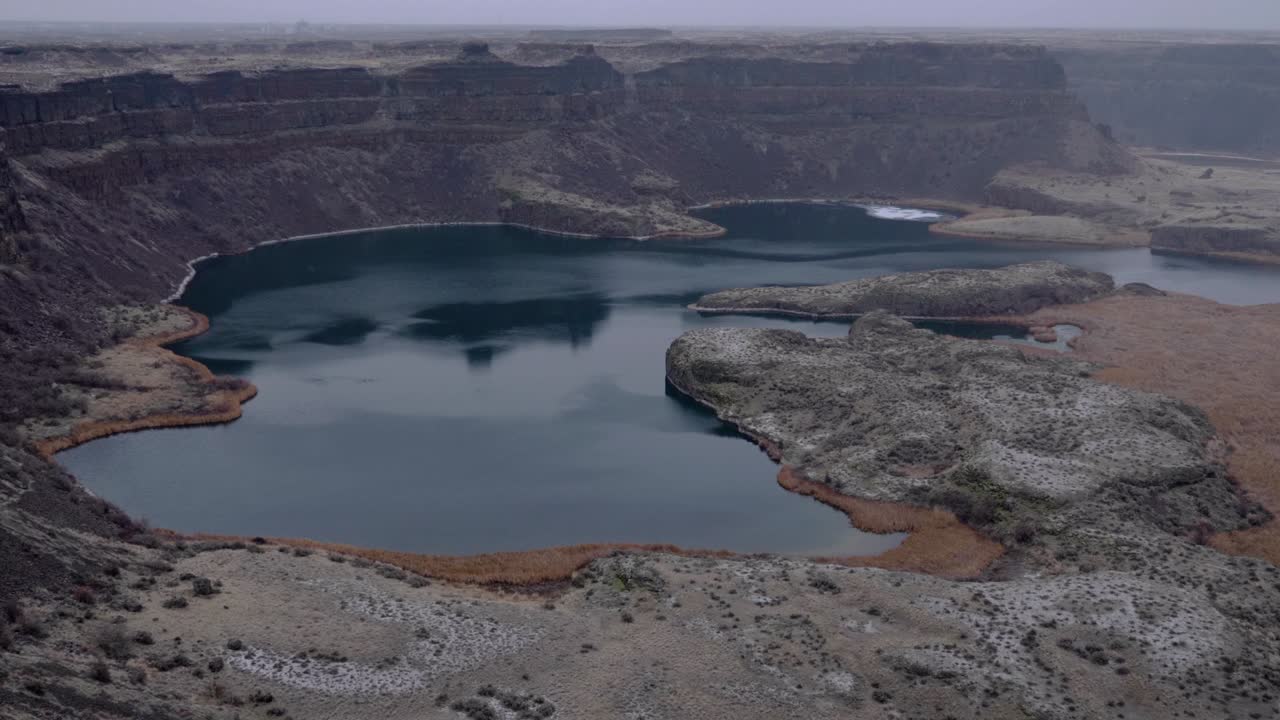 마른 폭포 호수의 겨울 장면, 현무암 절벽까지 팬