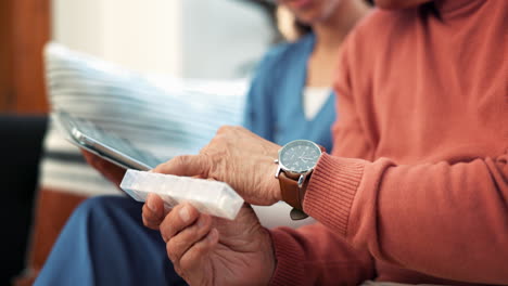 hombre, médico y tableta para pastillas en el sofá