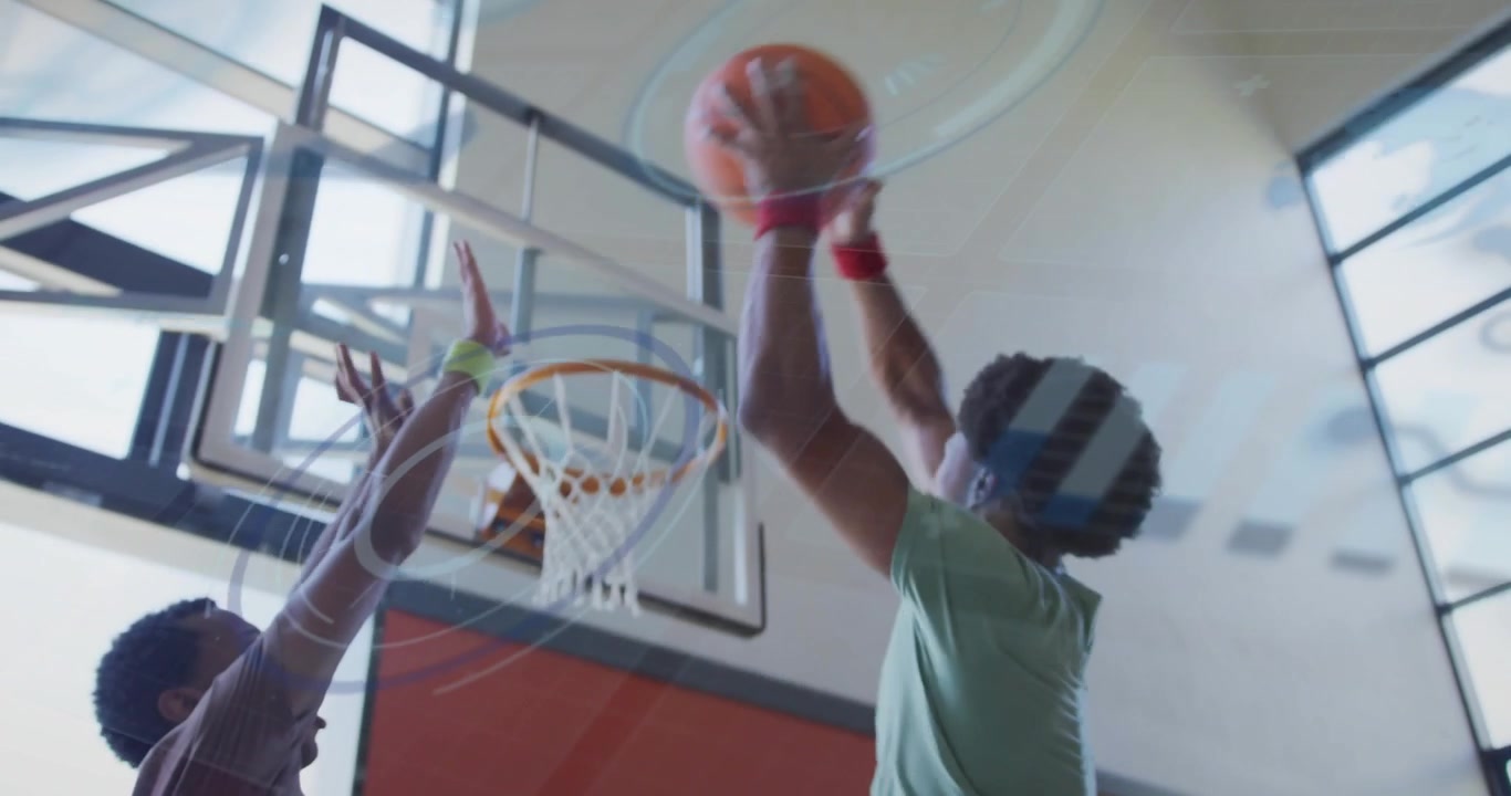 Giocatore di basket palleggia, taglia, si eleva, segna a canestro, con un arco animato che predice il tiro.