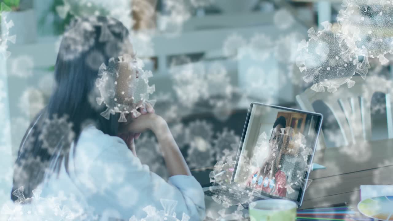 노트북 비디오 통화에서 사업가 여성에 대한 코로나 19 세포의 애니메이션