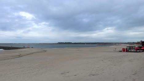 Schwenk-Nach-Links-Vom-Leuchtturm-Von-Costa-Nova-Zum-Praia-Da-Barra,-Atlantik