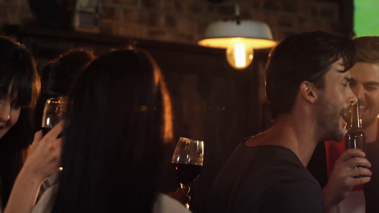 grupo de amigos disfrutando en un bar