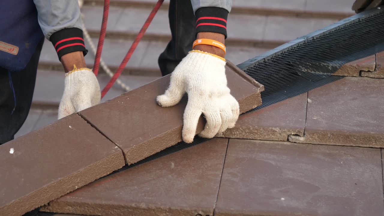 지붕 타일 설치, 절단, 측정 과정을 하는 아시아 노동자, 가까운
