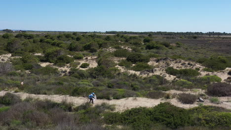 Mujeres-Voluntarias-Medioambientales-Recogiendo-Basura-En-Las-Dunas-De-Arena-Del-Mediterráneo