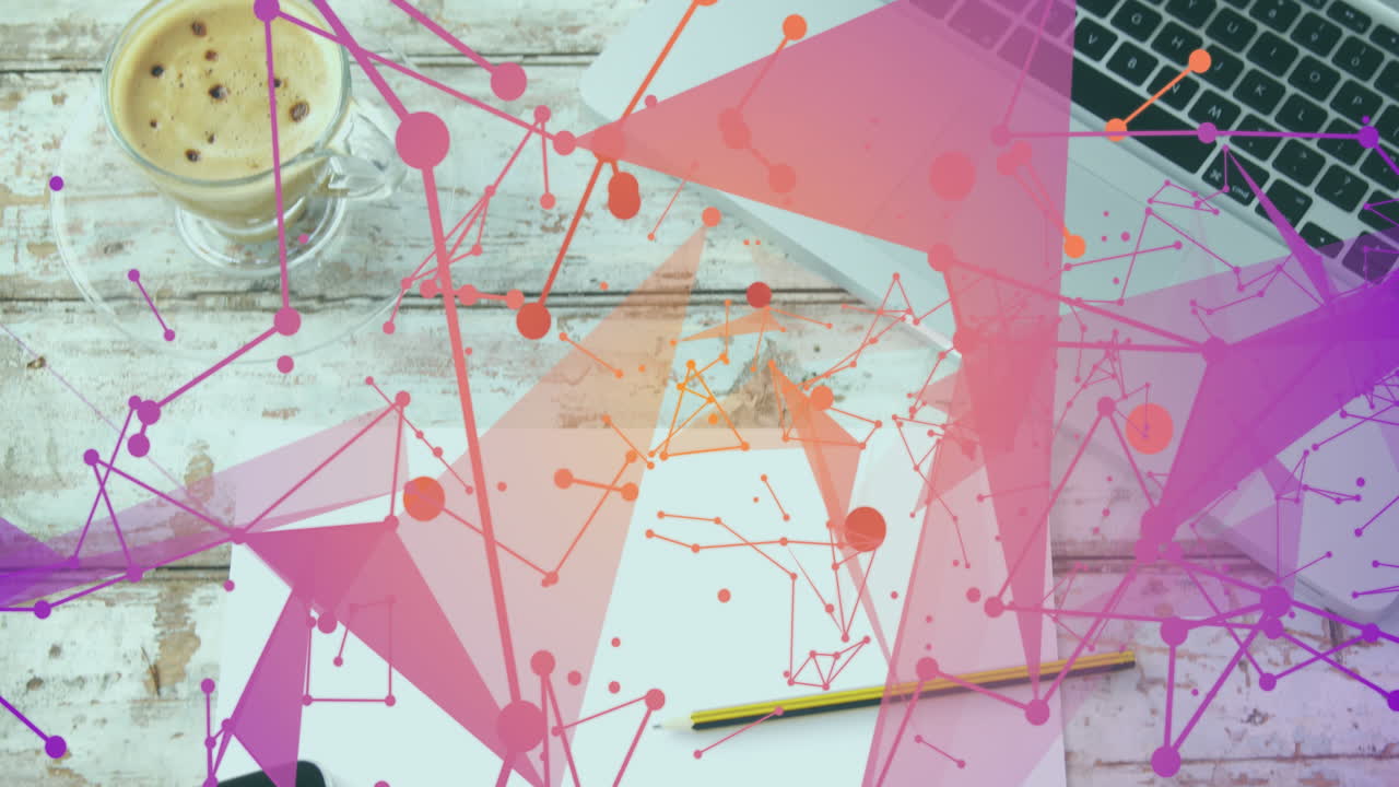 animación de redes de plexo contra el primer plano de una taza de café y una computadora portátil en una superficie de madera