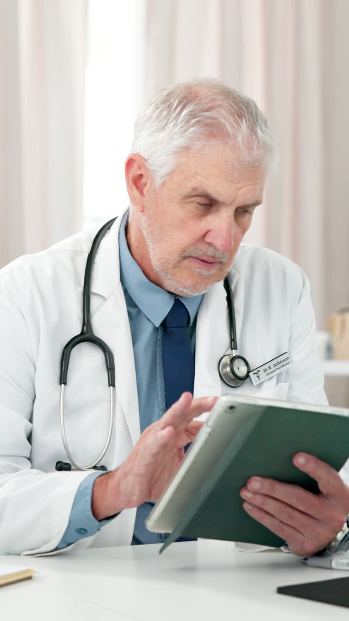 Médico sénior profesional con tableta digital