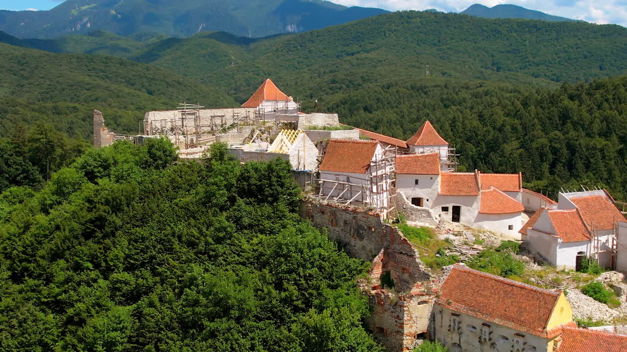 Letecký pohled dronem na pevnost Rasnov v Rumunsku. Středověká pevnost s nápisem Rasnov na vrcholu kopce, Karpaty