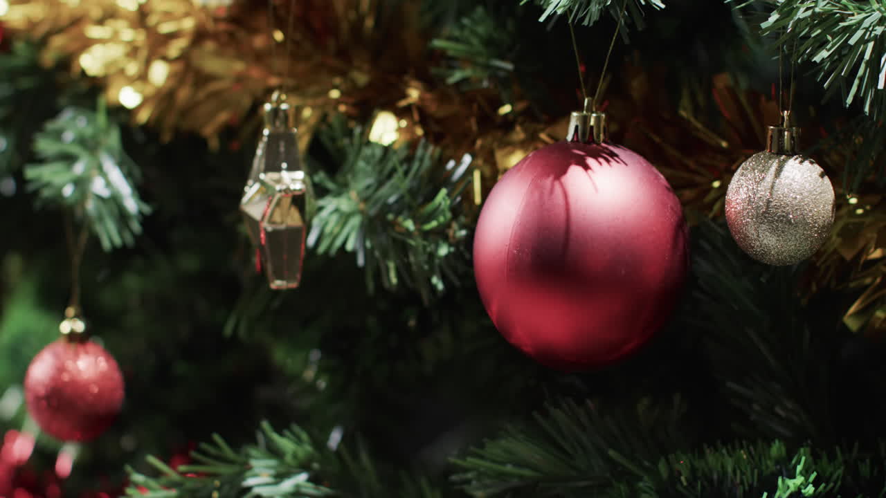 video del árbol de navidad con decoraciones de bolos y espacio de copia