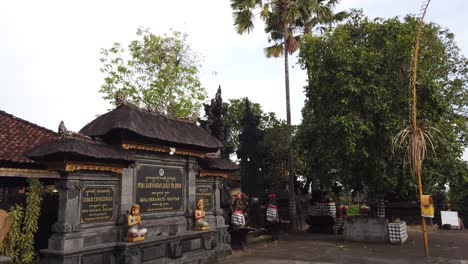 templo balinés en bali indonesia, entrada al lugar religioso hindú, erjeruk, sukawati, gianyar, estatuas, puerta y arquitectura sagrada asiática tradicional