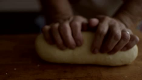 Mujer-Italiana-Haciendo-Pasta-Con-Las-Manos