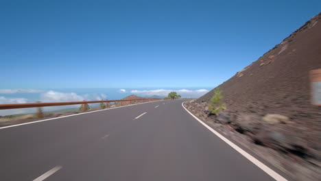 Autofahren-Mit-Angebauter-Action-Cam-Im-Teide-Nationalpark-Auf-Teneriffa