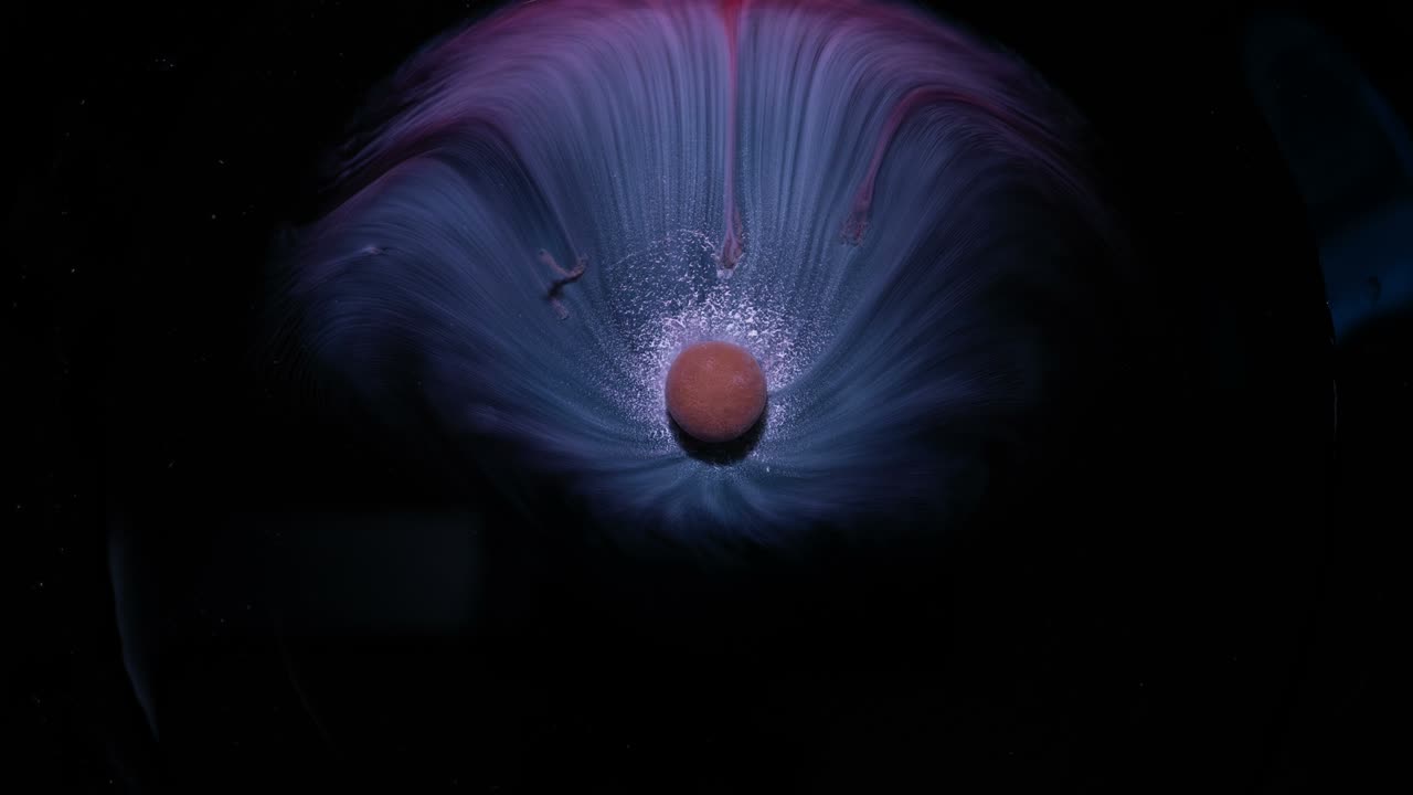 una tableta azul se disuelve en agua, formando un halo alrededor, macro tiro, lapso de tiempo