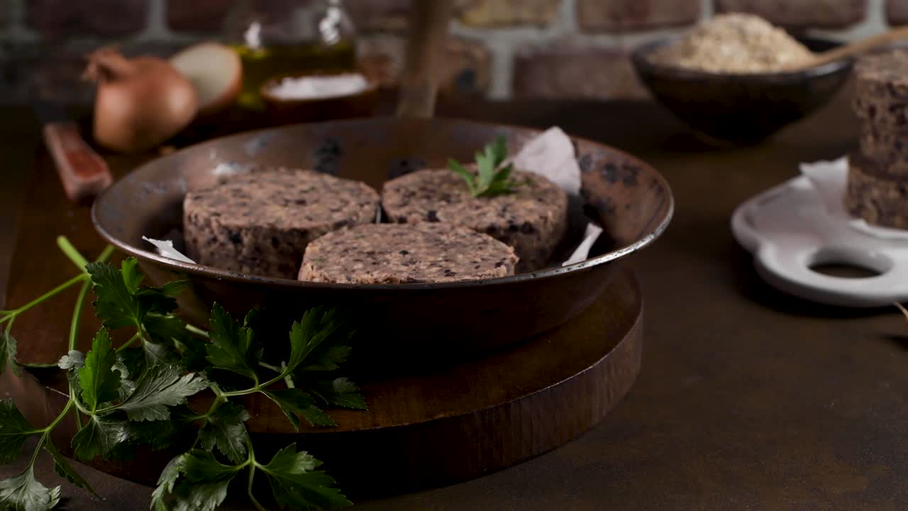 hamburguesa vegetal cruda con frijoles negros