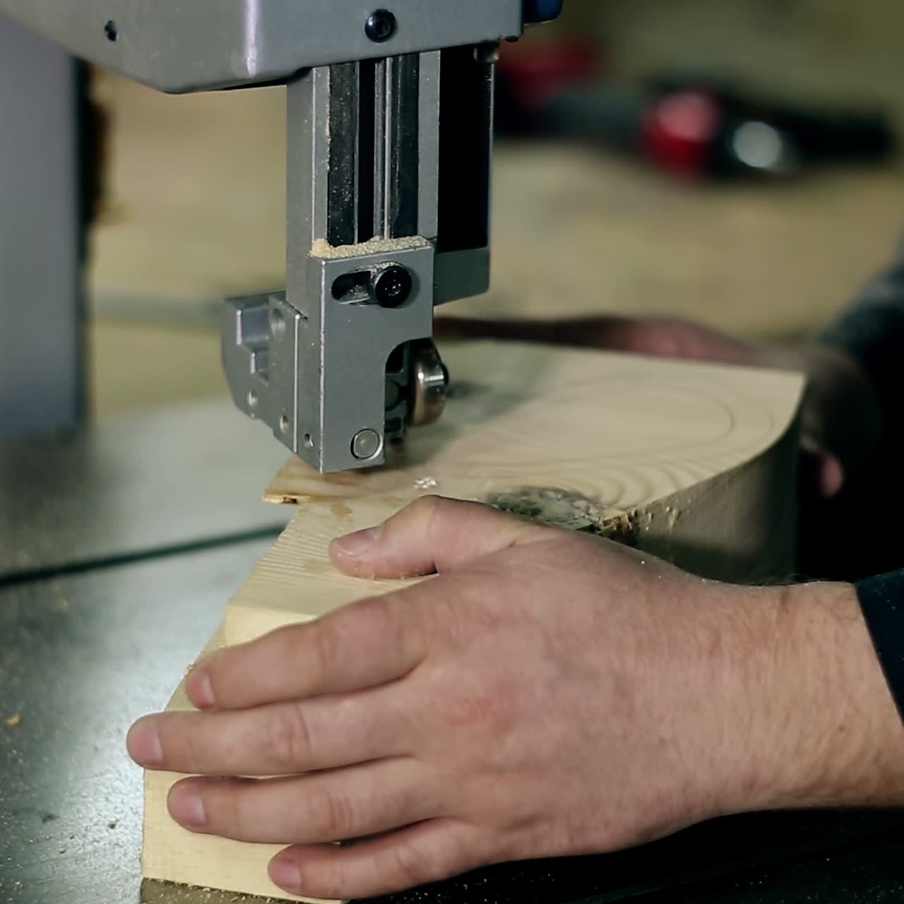 человек, разрезающий деревянную доску